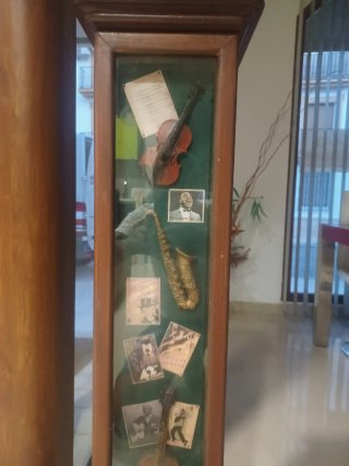 Mueble expositor decorativo madera y cristal