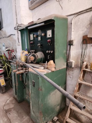 Antigua máquina electricidad para automóvil