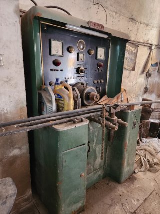 Antigua máquina electricidad para automóvil