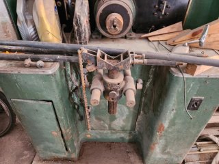Antigua máquina electricidad para automóvil