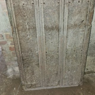 Puerta antigua de castaño rural vintage