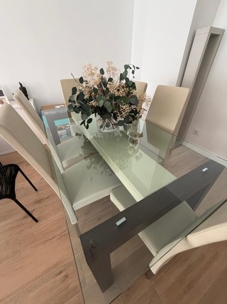Mesa Comedor Cristal + 6 Sillas Piel Beige