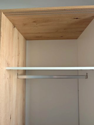 Ropero de madera y blanco