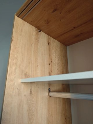 Ropero de madera y blanco