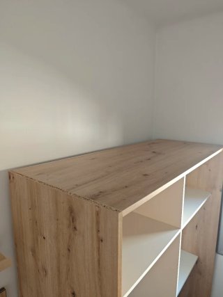 Ropero de madera y blanco