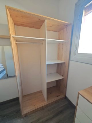 Ropero de madera y blanco