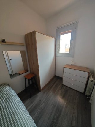 Ropero de madera y blanco