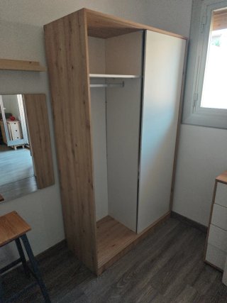 Ropero de madera y blanco