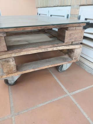 Mesa exterior de madera y cristal hecha a mano.