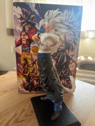 Figura Goku SSJ 5 con Bola de Dragón