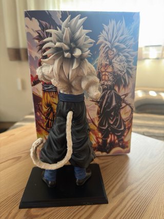 Figura Goku SSJ 5 con Bola de Dragón