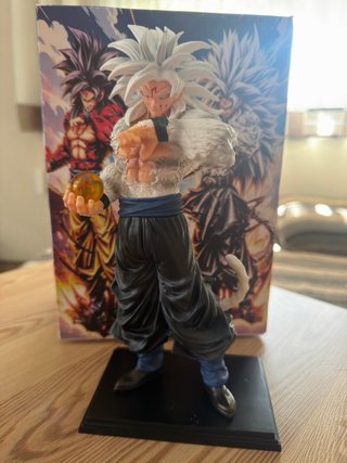 Figura Goku SSJ 5 con Bola de Dragón