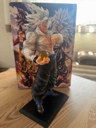 Figura Goku SSJ 5 con Bola de Dragón