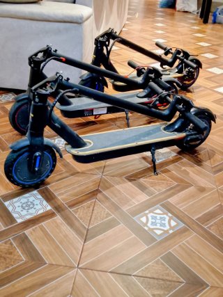 Tres Patinetes Eléctricos Plegables