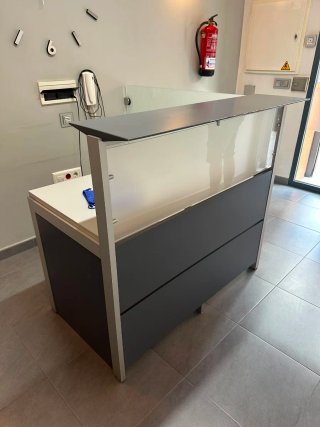 Mostrador de negocio gris y blanco