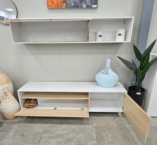 Mueble de salón y TV blanco y madera