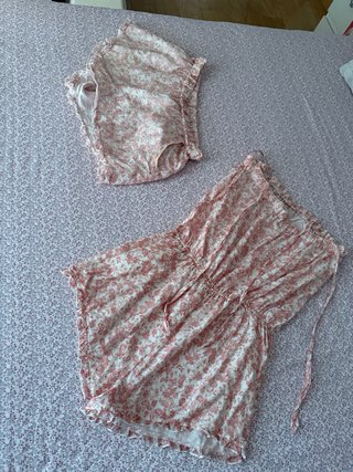 Mono y short Oysho floral rosa y blanco