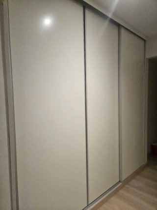 Armarios empotrado blanco y plateados