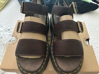 Sandalias Dr. Martens Marrón