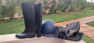 Botas de montar, casco y guantes