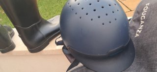 Botas de montar, casco y guantes