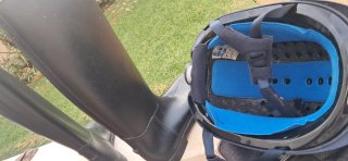 Botas de montar, casco y guantes