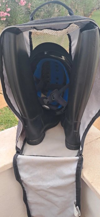 Botas de montar, casco y guantes