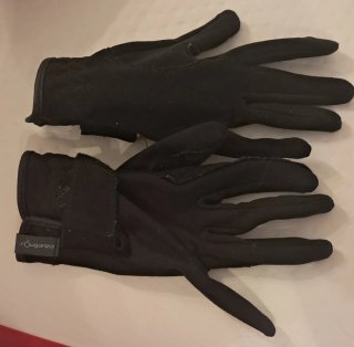 Botas de montar, casco y guantes