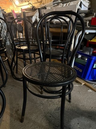 Sillas metálicas negras estilo Thonet