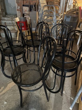 Sillas metálicas negras estilo Thonet