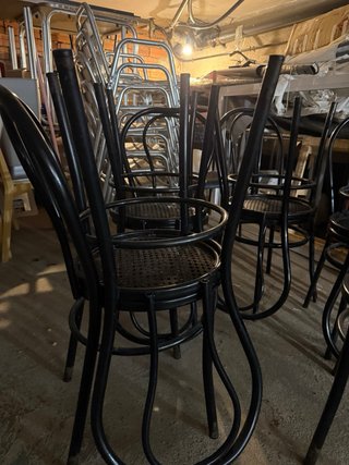 Sillas metálicas negras estilo Thonet