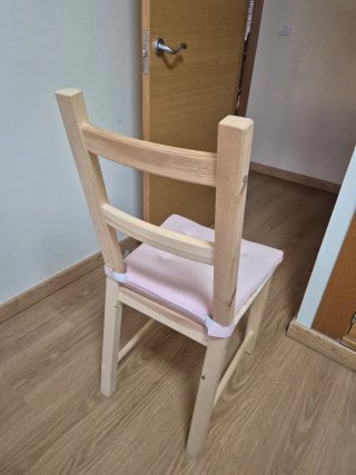 Silla de madera con cojín rosa