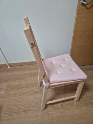 Silla de madera con cojín rosa