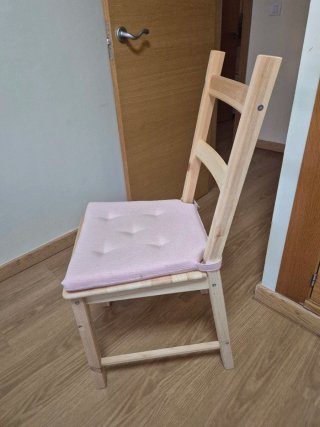 Silla de madera con cojín rosa
