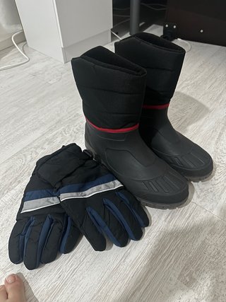 Botas y guantes de nieve negros y rojos