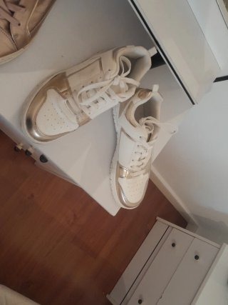 Botines blancos y dorados