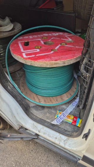 Manguera en rollo con carrete de madera