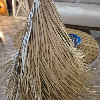 Lámpara artesanal de hojas secas
