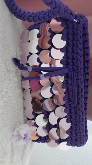 Pochette viola con paillettes