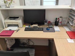 Mostrador de recepción blanco y roble en L