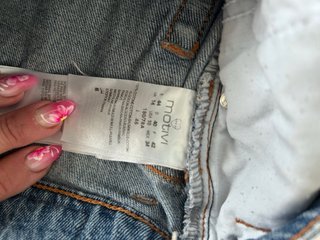 Jeans strappati con ricami floreali e scritta LOVE