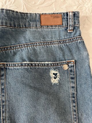 Jeans strappati con ricami floreali e scritta LOVE