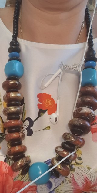 Collana legno tribale marrone e blu con spilla