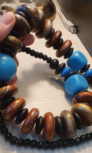 Collana legno tribale marrone e blu con spilla