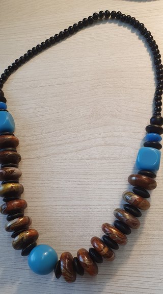 Collana legno tribale marrone e blu con spilla