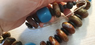 Collana legno tribale marrone e blu con spilla