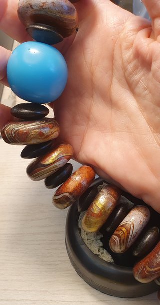 Collana legno tribale marrone e blu con spilla