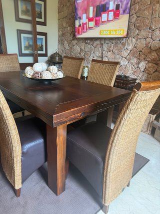 Comedor marrón con sillas de ratán