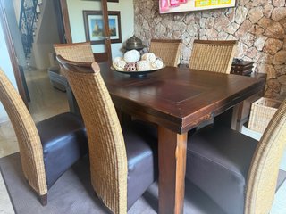 Comedor marrón con sillas de ratán
