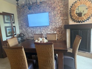 Comedor marrón con sillas de ratán